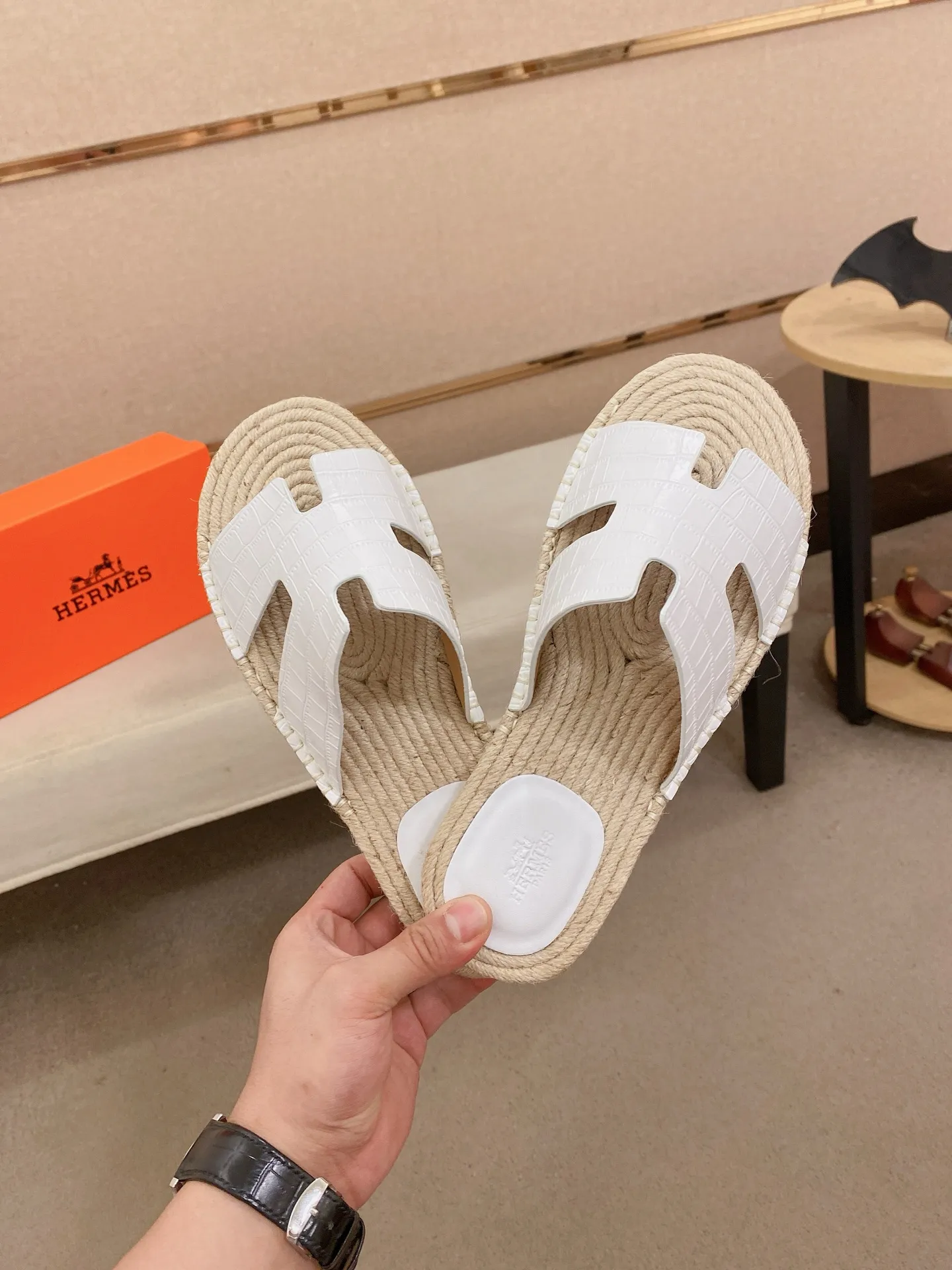 Factory price: 340💰high-end version. "HERMES" Hermès 💁♂️Men's casual slippers, compare the quality at the counter🧚🏿♂️ The upper is made of cowhide leather 🐊crocodile pattern workmanship, purely hand-drawn, raw rubber breathable and non-slip outsole, the inner is breathable and comfortable lambskin, the density is 100% comfortable, the original rubber outsole is wear-resistant and has a code number of 38-44. Can be customized 45-46-47💥🏆